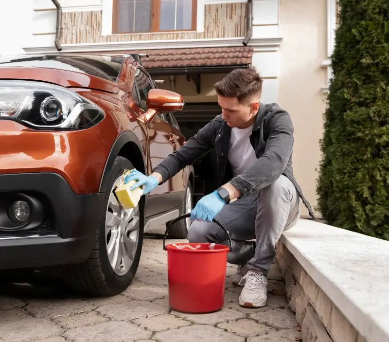 Lavage auto à domicile Saint-Maurice-Crillat : professionnel intervenant sur un véhicule